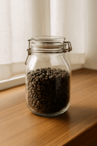 密閉瓶に保存されたコーヒー豆の写真