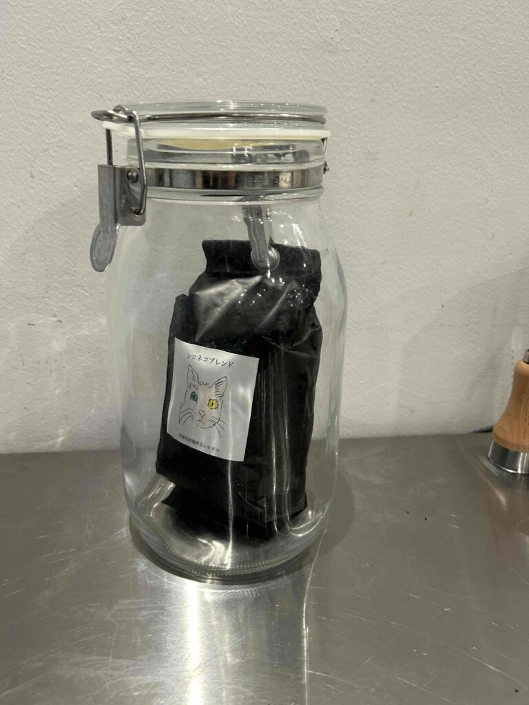 袋ごと保存瓶に入れたコーヒー豆の様子