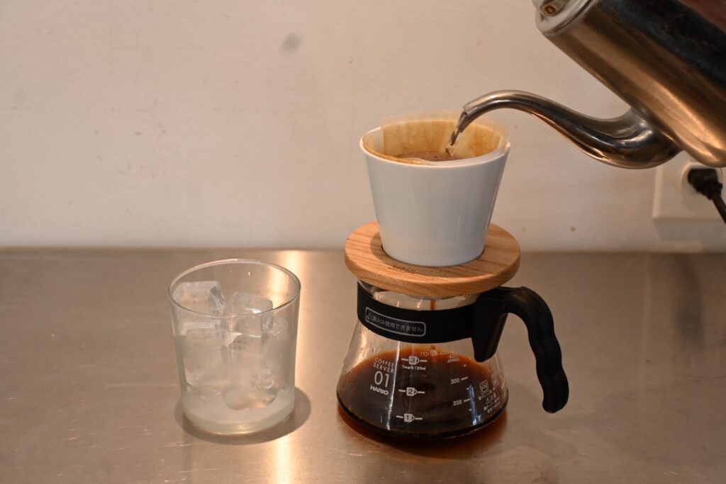 ハンドドリップアイスコーヒーの準備道具 コーヒー豆 ドリッパー ポット 氷