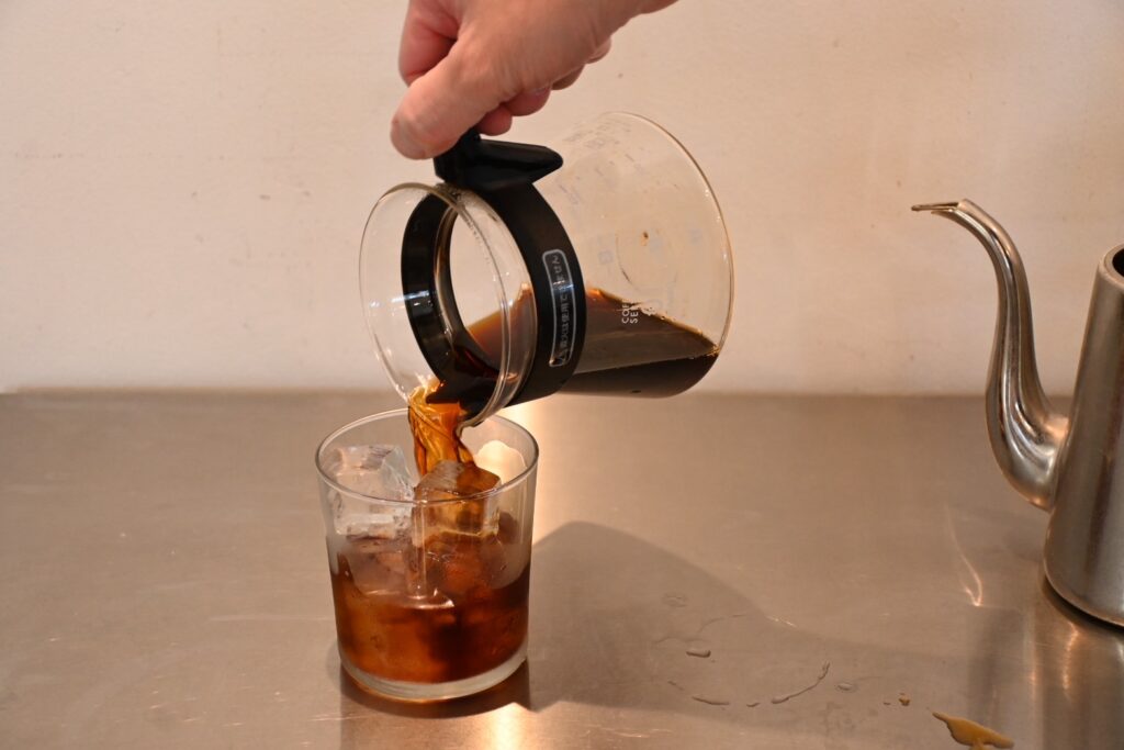 氷を入れたグラスに注いだ急冷式アイスコーヒー