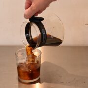 氷を入れたグラスに注いだ急冷式アイスコーヒー