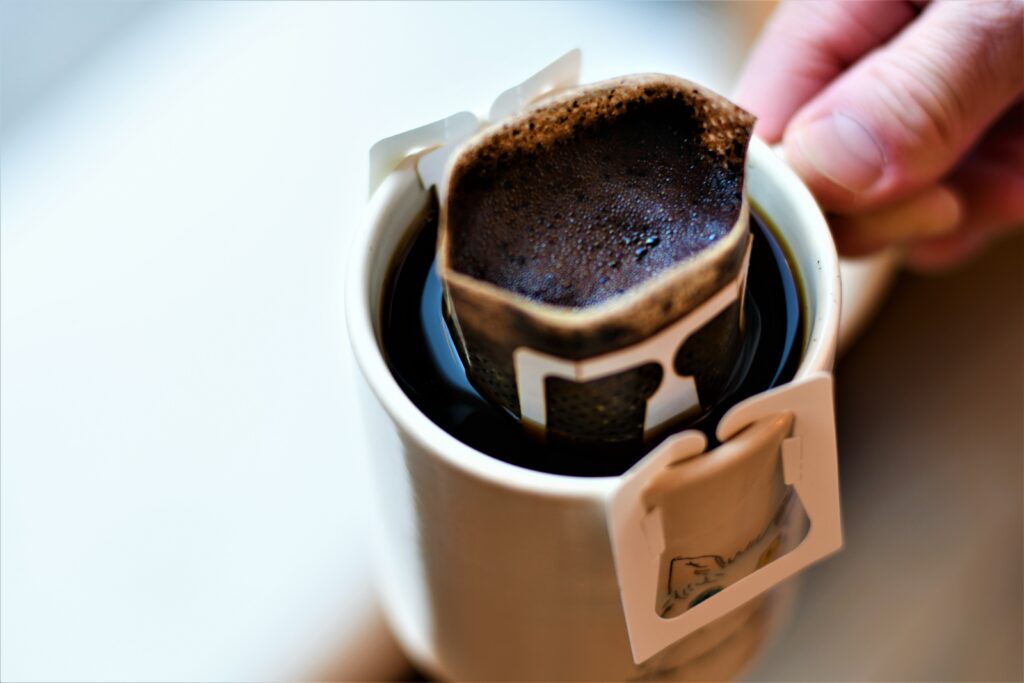ドリップバッグがコーヒーに浸かる
