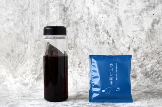 ポンと水に漬けるだけで簡単に作れる便利な水出しコーヒーバッグ