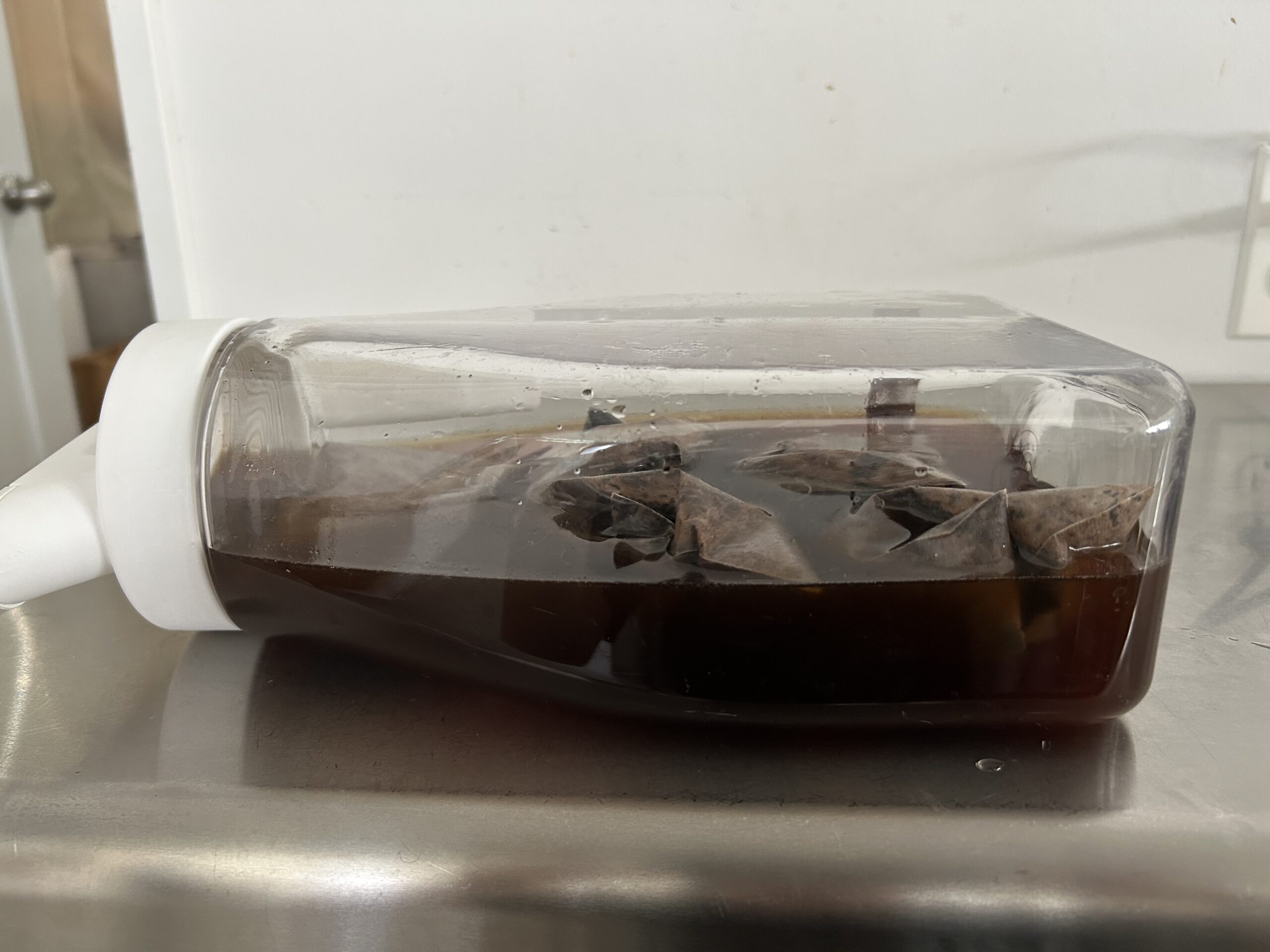密閉ピッチャーを横置きにして冷蔵庫で水出しコーヒーを抽出している様子