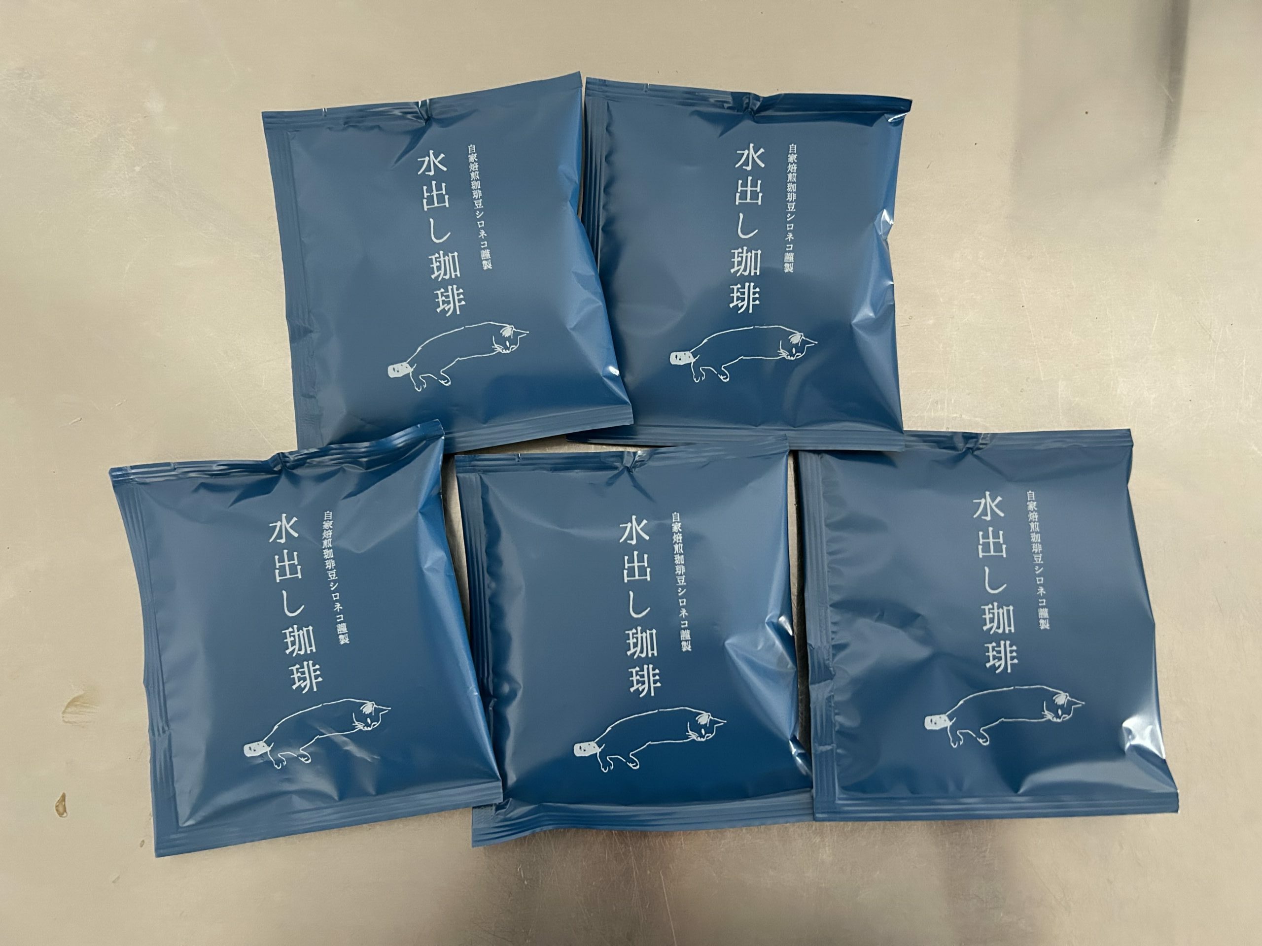 白背景に並べられたマイボトル用の小さな水出し珈琲バッグ5個