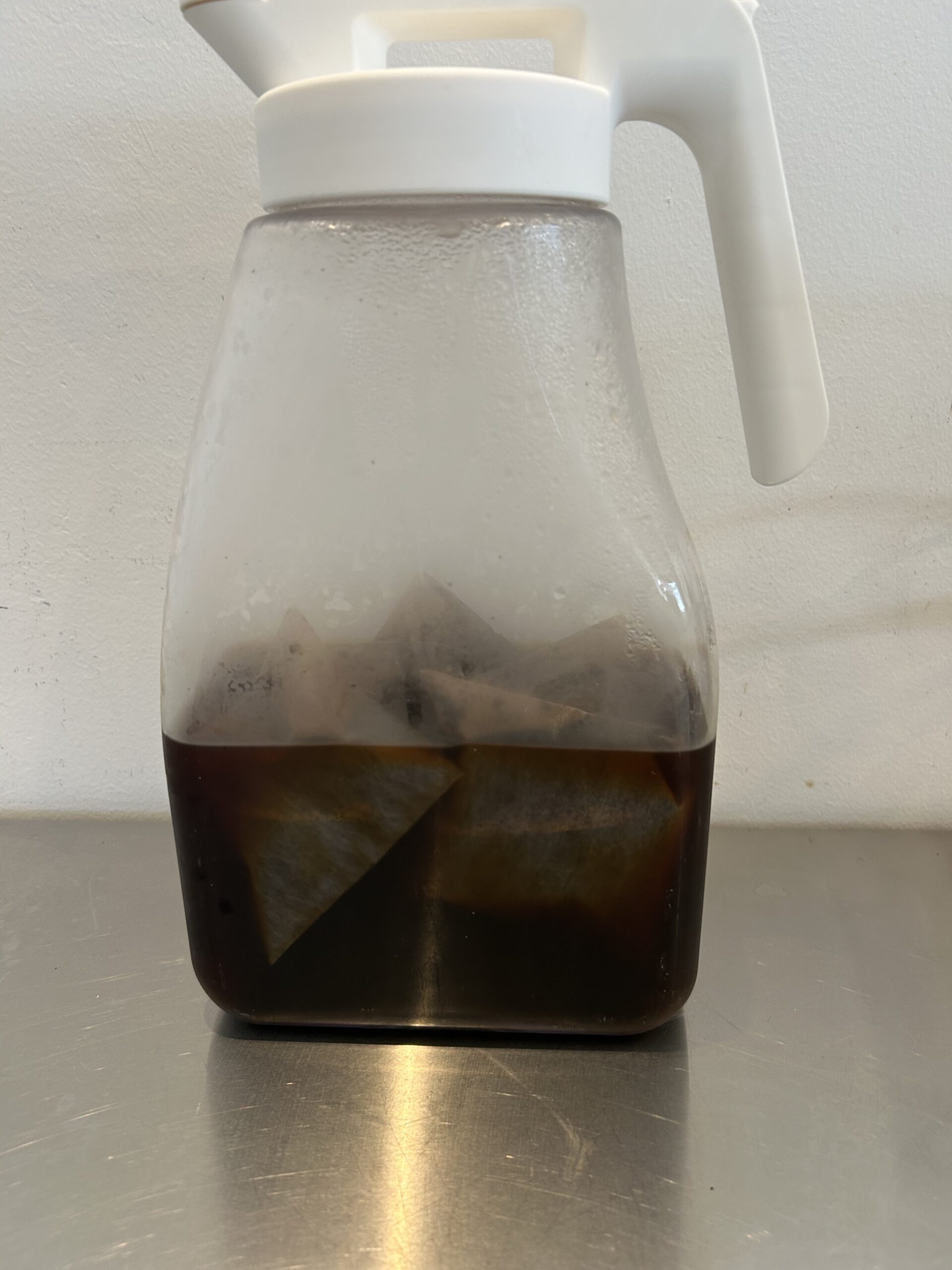 冷蔵庫でしっかり抽出されたピッチャー入りの水出しコーヒー